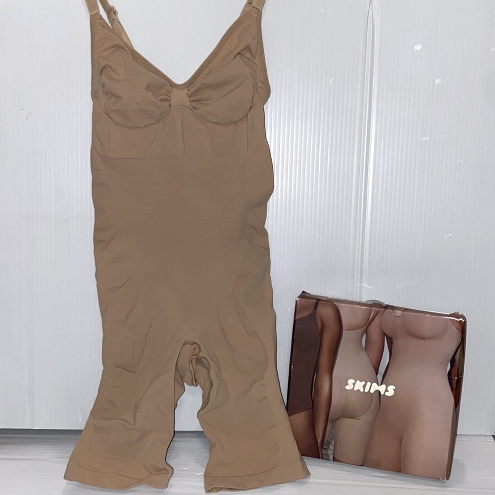 SKIMS sculpting bodysuit Mid-Thigh Clay S/M *New in Box